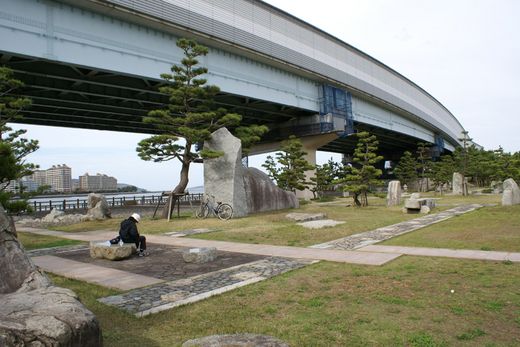 芝生と延段の平庭