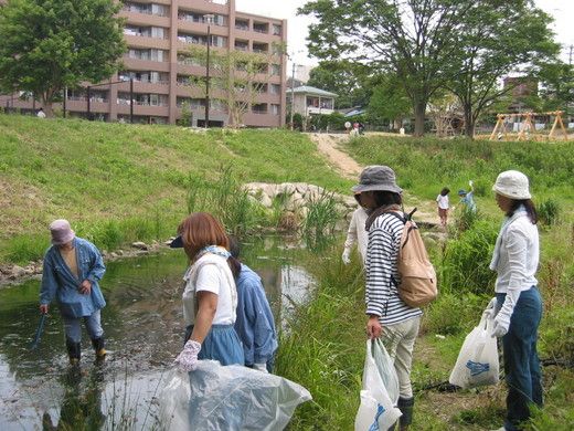 ごみ拾いも野外活動の一つ